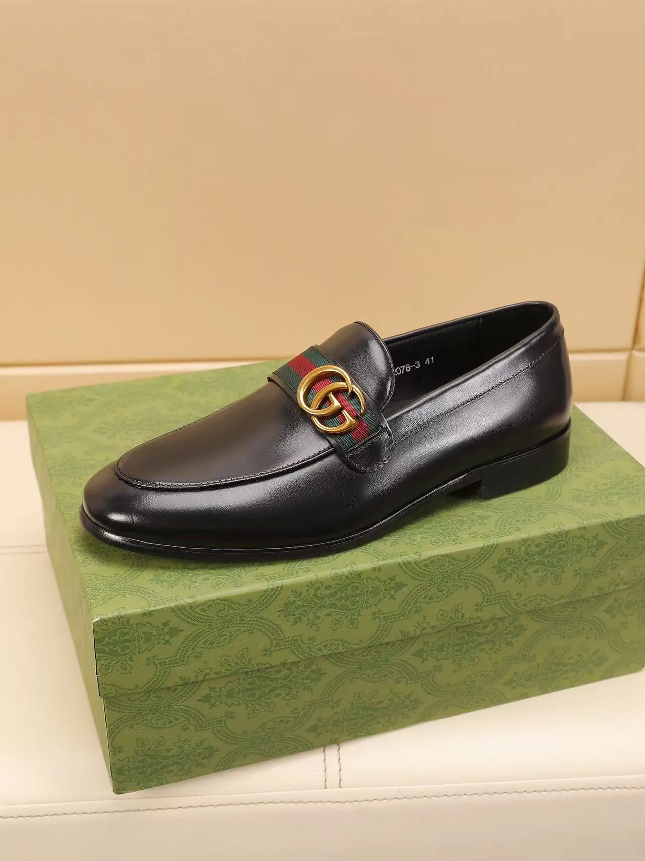Men's men's shoes 💰440 🆘【GUCCI】Gucci ·🐂里· Hot-selling beanie shoes, top brand luxury, top quality, latest fashion beanie shoes.. The upper is made of original high mercerized smooth cow suede. (Full top-layer water-dyed 🐂 leather and lining). The original stylish and stylish soft rubber wear-resistant and non-slip outsole is light and comfortable on the foot, available in 2 colors! Matching code: 39-45 (38.46. Customized)